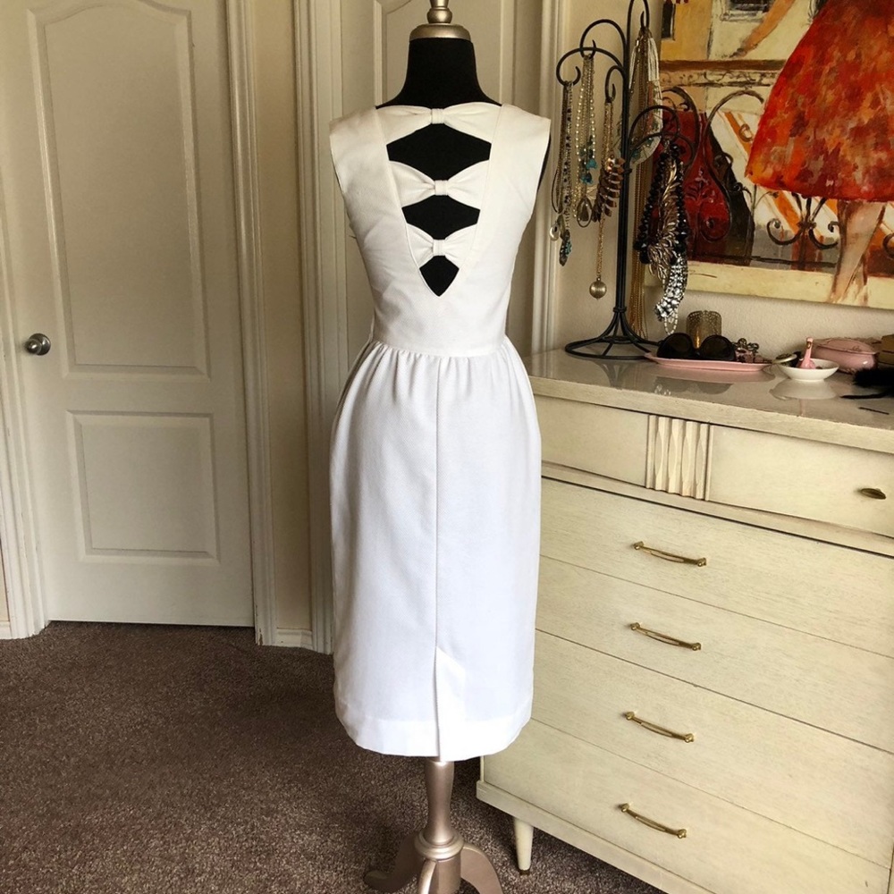 True Vintage White Lanz Fitted Cocktail Sun Dress with Lovely Cutout Back Detail - Picture 4 of 8